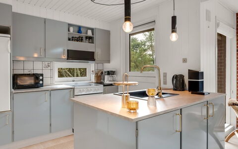 Leonor - 1.8Km from the Sea: Cuisine, Design Intérieur, Comptoir, Appareil De Cuisine, Luminaire, Plafond, Cabinetry, Éclairage, Principaux Appliance, Meubles