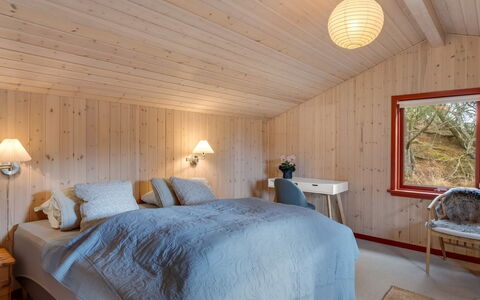 Leonor - 1.8Km from the Sea: Design Intérieur, Meubles, Chambre, Bois, Plafond, Sol, Lit, Sol, Luminaire, Drap De Lit