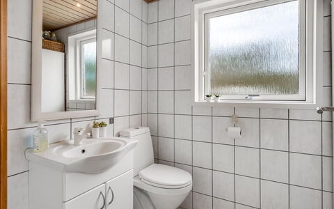 Vilhelm - 7.5Km from the Sea: Salle De Bains, Luminaire Plomberie, Sol, Évier, Design Intérieur, Sol, Lavabo, Toilette, Robinet, Plomberie