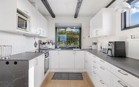 Gertina - 100M from the Sea: Cuisine, Comptoir, Appareil De Cuisine, Principaux Appliance, Design Intérieur, Cabinetry, Plafond, Sol, Électroménager, Évier