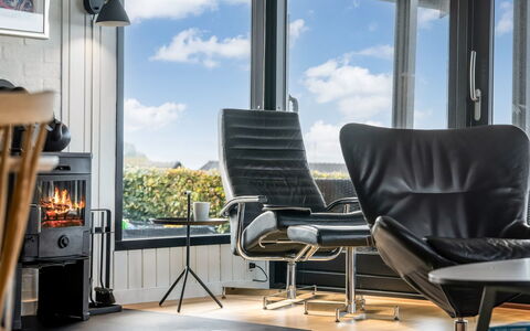 Gertina - 100M from the Sea: Meubles, Sol, Design Intérieur, Chaise, Sol, Bois, Parquet, Salon, Pièce, Revêtement De Sol Stratifié