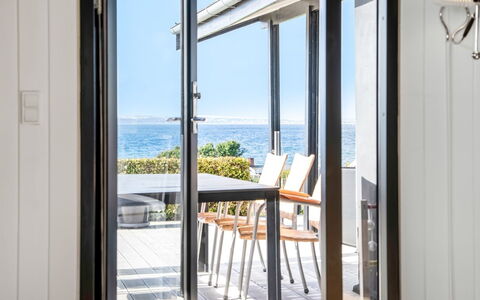 Gertina - 100M from the Sea: Bois, Sol, Porte, Verre, Accueil Porte, Mer, Dur, Chaise, Ombre, Océan