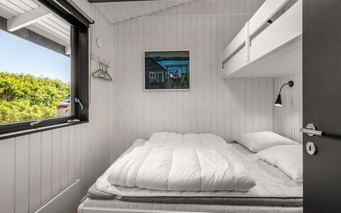 Gertina - 100M from the Sea: Chambre, Lit, Drap De Lit, Literie, Cadre De Lit, Plafond, Linge, Lit Superposé, Oreiller, Throw Pillow