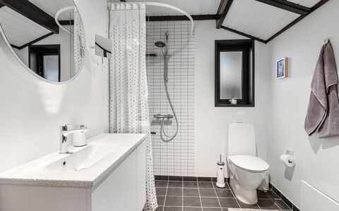 Gertina - 100M from the Sea: Salle De Bains, Luminaire Plomberie, Évier, Design Intérieur, Lavabo, Sol, Sol, Robinet, Toilette, Plomberie