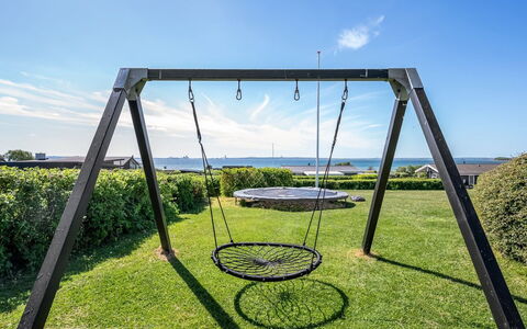 Gertina - 100M from the Sea: Équipement Extérieur Play, Balançoire, Jardin, Pelouse, Ombre, Parc, Cour, Terrain De Jeux, Trampoline, Aménagement Paysager