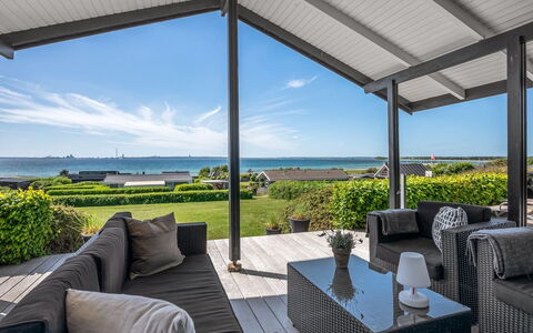 Gertina - 100M from the Sea: Domicile, Toit, Maison, Porte, Chalet, Ombre, Jardin, Couverture De Sol, Porche, Cour