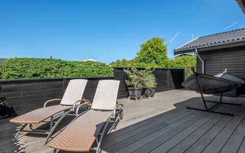Gertina - 100M from the Sea: Domicile, Toit, Maison, Porte, Chalet, Ombre, Jardin, Couverture De Sol, Porche, Cour