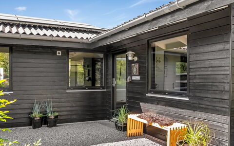 Gertina - 100M from the Sea: Domicile, Toit, Maison, Porte, Chalet, Ombre, Jardin, Couverture De Sol, Porche, Cour