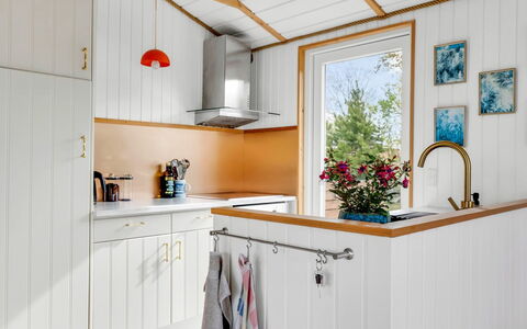 Ilda - 800M from the Sea: Cuisine, Bois, Design Intérieur, Sol, Comptoir, Appareil De Cuisine, Domicile, Sol, Meubles, Pièce