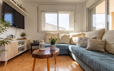 Juana: Meubles, Design Intérieur, Mur, Canapé, Sol, Bois, Sol, Pièce, Salon, Plafond