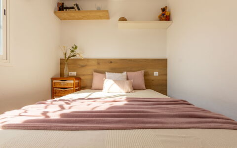 Juana: Meubles, Lit, Design Intérieur, Chambre, Literie, Mur, Drap De Lit, Bois, Pièce, Sol