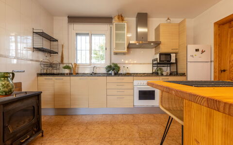Juana: Cuisine, Comptoir, Meubles, Cabinetry, Appareil De Cuisine, Sol, Design Intérieur, Sol, Principaux Appliance, Bois