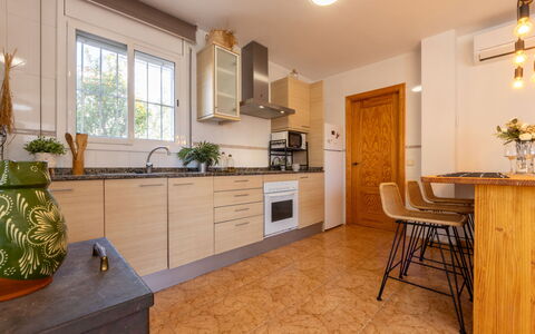 Juana: Cuisine, Comptoir, Sol, Meubles, Design Intérieur, Principaux Appliance, Bois, Sol, Cabinetry, Appareil De Cuisine