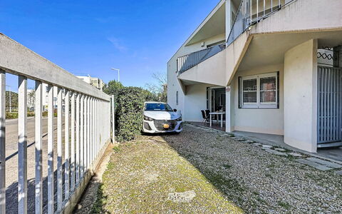 Le Mehari: Zone Résidentielle, Domicile, Maison, Porte, Appartement, Banlieue, Balcon, Cour, Cour, Allée
