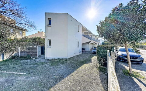 Le Mehari: Zone Résidentielle, Domicile, Maison, Porte, Appartement, Banlieue, Balcon, Cour, Cour, Allée