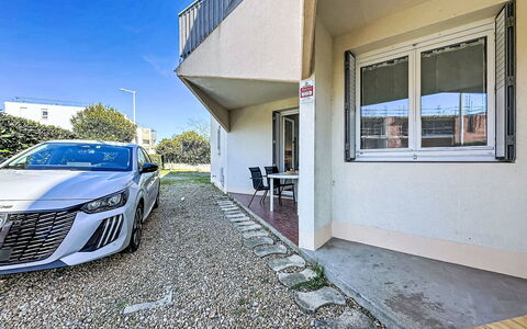 Le Mehari: Zone Résidentielle, Domicile, Maison, Porte, Appartement, Banlieue, Balcon, Cour, Cour, Allée