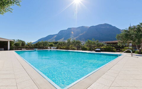 Villa Ophelia: L'Eau, Piscine, Montagnes Relief, Montagne, Recours, Chaîne De Montagnes, Loisir, Eco Hôtel, Ville Resort, Mobilier De Jardin