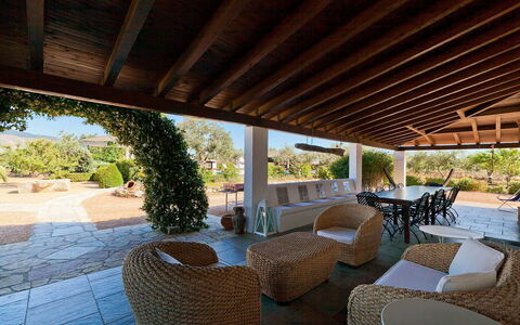 Villa Ophelia: Meubles, Chaise, Table, Ombre, Mobilier De Jardin, Recours, Tableau De Plein Air, Plafond, Table Cuisine Et Salle A Manger, Jardin