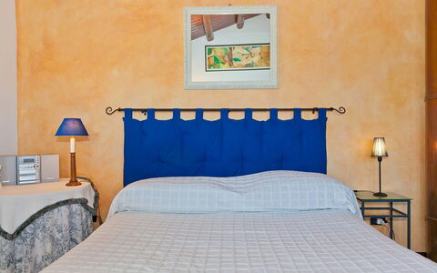 Villa Ophelia: Lit, Meubles, Chambre, Literie, Drap De Lit, Design Intérieur, Linge, Sol, Textile, Sol