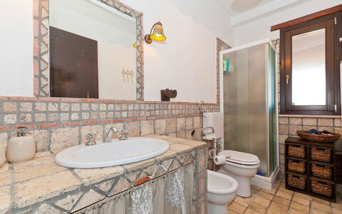 Villa Ophelia: Luminaire Plomberie, Design Intérieur, Sol, Sol, Évier, Plafond, Lavabo, Salle De Bains, Robinet, Tuile