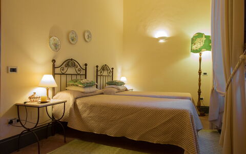 Villa Camelia: Lit, Meubles, Design Intérieur, Chambre, Literie, Drap De Lit, Mur, Sol, Bois, Sol
