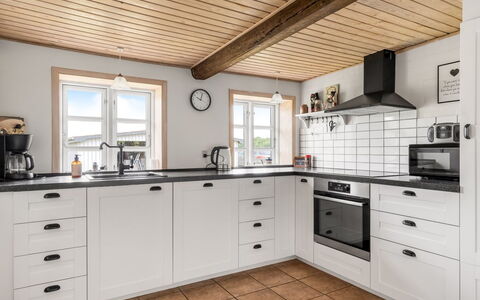 Nette - 15Km from the Sea: Cuisine, Bois, Cabinetry, Comptoir, Appareil De Cuisine, Cuisinière, Principaux Appliance, Sol, Évier, Robinet