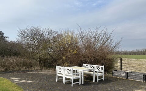 Nette - 15Km from the Sea: Bois, Meubles, Extérieur Banc, Mobilier De Jardin, Brindille, Banc, Aménagement Paysager, Parc, Accoudoir