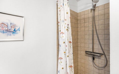 Heida - 1.5Km from the Sea: Salle De Bains, Design Intérieur, Luminaire Plomberie, Sol, Rideau De Douche, Sol, Douche, Tete De Douche, Plomberie, Rideau