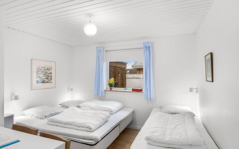 Heida - 1.5Km from the Sea: Chambre, Domicile, Lit, Literie, Plafond, Drap De Lit, Gelé, Neige, Cadre De Lit, L'Hiver