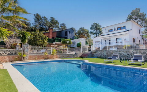 Abie: Bleu, Piscine, Recours, Jardin, Biens, Caractéristique De L'Eau, Aménagement Paysager, Ombre, Eco Hôtel, Dalle