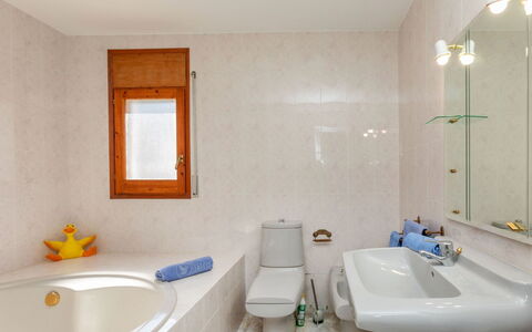Abie: Salle De Bains, Lavabo, Luminaire Plomberie, Mur, Sol, Design Intérieur, Évier, Sol, Robinet, Plomberie