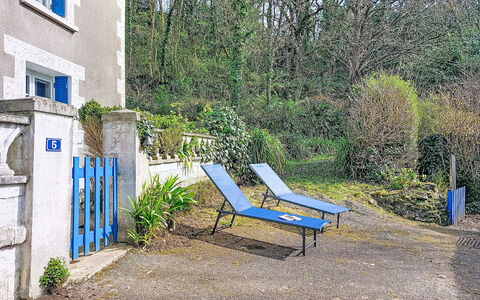 La Chapelle: Bleu, Arbuste, Jardin, Mobilier De Jardin, Ombre, Chaise, Aménagement Paysager, Cour, Arrière-Cour