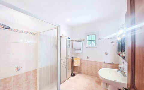 L'Argentière: Sol, Luminaire Plomberie, Design Intérieur, Sol, Salle De Bains, Plafond, Plomberie, Pièce, Lavabo, Robinet