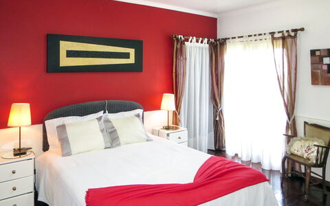 Vivenda Rafael: Lit, Meubles, Literie, Chambre, Design Intérieur, Drap De Lit, Rouge, Linge, Sol, Pièce