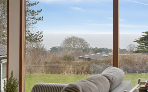 Heike - 650M from the Sea: Bois, Sol, Meubles, Domicile, Lot Terre, Dur, Tache De Bois, Chaise, Ombre, Salon