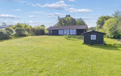 Heike - 650M from the Sea: Herbe, Prairie, Maison, Plaine, Arbuste, Chalet, Toit, Domicile, Lot Terre, Paysage