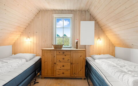 Reika - 500M from the Sea: Chambre, Lit, Bois, Sol, Design Intérieur, Sol, Drap De Lit, Literie, Plafond, Cadre De Lit