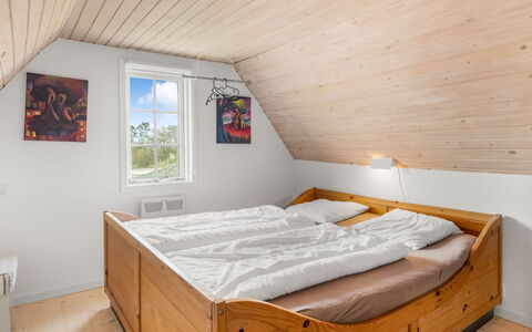 Reika - 500M from the Sea: Bois, Chambre, Sol, Maison, Sol, Domicile, Meubles, Lit, Design Intérieur, Cadre De Lit
