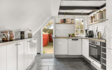 Reika - 500M from the Sea: Cuisine, Sol, Principaux Appliance, Comptoir, Appareil De Cuisine, Design Intérieur, Sol, Plafond, Cabinetry, Électroménager