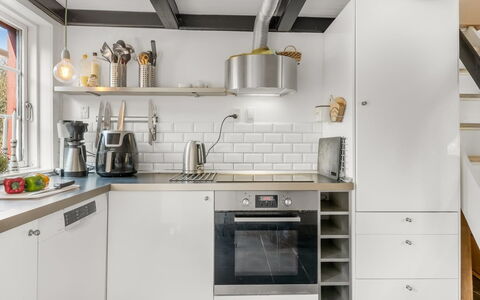 Reika - 500M from the Sea: Cuisine, Appareil De Cuisine, Comptoir, Principaux Appliance, Sol, Mur, Cabinetry, Design Intérieur, Électroménager, Cuisinière