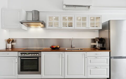 Yaris - 4.5Km from the Sea: Cuisine, Cabinetry, Appareil De Cuisine, Meubles, Comptoir, Design Intérieur, Principaux Appliance, Bois, Domicile, Sol