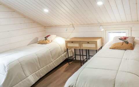 Villa Lumo: Design Intérieur, Sol, Sol, Meubles, Bois, Chambre, Plafond, Lit, Pièce, Éclairage