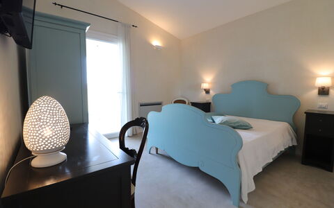 Elegante Villa Casale 50: Meubles, Design Intérieur, Chambre, Sol, Lit, Sol, Drap De Lit, Pièce, Textile, Éclairage