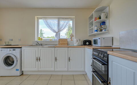 Loch Meiklie View: Sol, Cuisine, Appareil De Cuisine, Principaux Appliance, Design Intérieur, Bois, Sol, Comptoir, Cabinetry, Électroménager