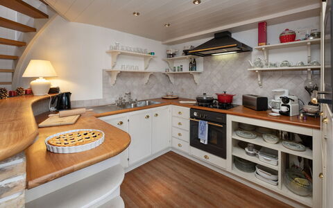 Elif 5: Design Intérieur, Meubles, Sol, Bois, Comptoir, Sol, Cuisine, Cabinetry, Éclairage, Plafond