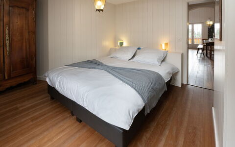 Elif 5: Meubles, Sol, Lit, Design Intérieur, Sol, Chambre, Mur, Bois, Plafond, Parquet