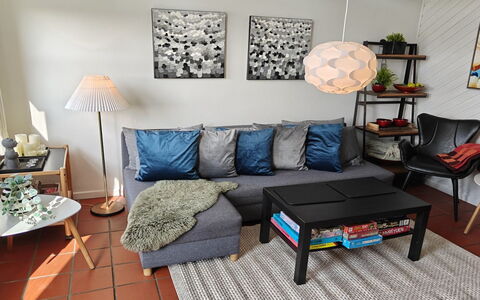 Ake - 10M to the Fjord: Meubles, Design Intérieur, Sol, Canapé, Salon, Sol, Éclairage, Domicile, Coussin, Pièce