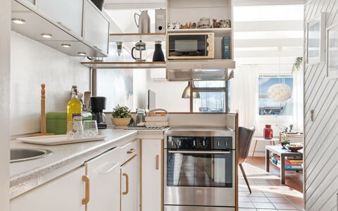 Ake - 10M to the Fjord: Cuisine, Appareil De Cuisine, Comptoir, Design Intérieur, Principaux Appliance, Meubles, Électroménager, Sol, Bois, Cabinetry