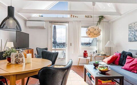 Ake - 10M to the Fjord: Meubles, Design Intérieur, Canapé, Sol, Table, Bois, Plafond, Sol, Salon, Chaise