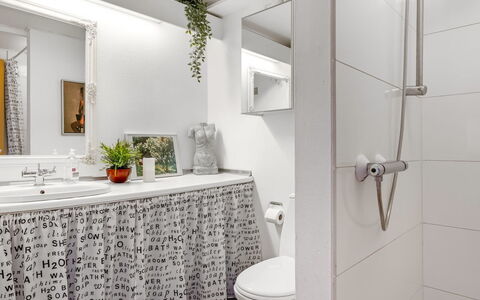Ake - 10M to the Fjord: Salle De Bains, Luminaire Plomberie, Mur, Design Intérieur, Sol, Sol, Évier, Lavabo, Toilette, Plomberie